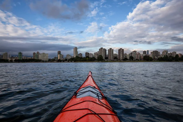 Caiaque Mar Durante Dramático Nascer Sol Com Horizonte Cidade Fundo — Fotografia de Stock