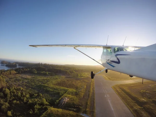 从机场跑道起飞的小飞机在晴朗的阳光灿烂的日落 托菲诺 温哥华岛 不列颠哥伦比亚 加拿大 — 图库照片