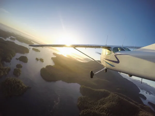 Malé Letadlo Létající Kolem Vstupu Krásného Tichého Oceánu Během Světlé — Stock fotografie