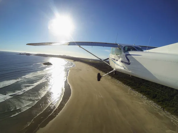 Avión Pequeño Aproximación Final Para Aterrizar Aeropuerto Cerca Una Playa —  Fotos de Stock