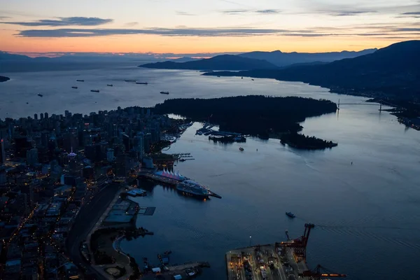 鸟瞰温哥华 不列颠哥伦比亚省 加拿大 在夜间拍摄后 丰富多彩的日落 — 图库照片