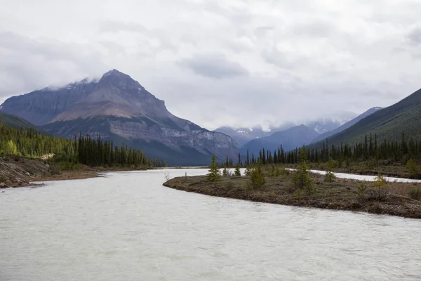 Güzel Kanada kayalık dağ manzarası Jasper National Park, Alberta, Kanada.