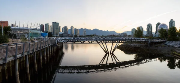 Panaramic Άποψη Της Μια Γέφυρα Χάλυβα False Creek Ψυχαγωγική Περιοχή — Φωτογραφία Αρχείου