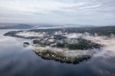 Güzel manzara üzerinde lüks evler Deep Cove, büyük Vancouver, British Columbia, Kanada. Bir bulutlu sabah hava bir bakış açısıyla sırasında alınan.