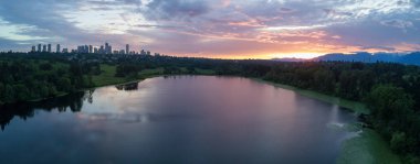Hava görünümü, Deer Lake Park backgournd Metrotown şehir manzarası ile. Burnaby, Vancouver, British Columbia, Kanada büyük, bulutlu bir gün batımı sırasında alınan.