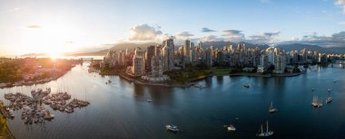 Şehir şehir at False Creek, Vancouver, British Columbia, Kanada hava Panoraması. Parlak bir gün batımı sırasında alınan.