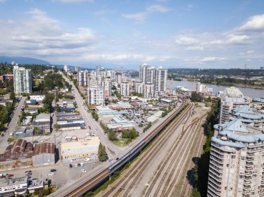New Westminster, büyük Vancouver, Bc, Kanada - 11 Haziran 2017 - havadan görünümü şehir, alışveriş merkezi ve demiryolu parça.