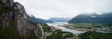 Squamish şehir, deniz gökyüzü otoyol ve British Columbia, Kanada dağda Şef hava panoramik manzaralı.