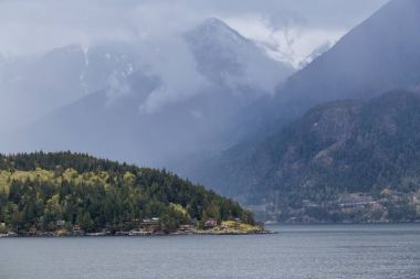 North Shore Dağları içinde belgili tanımlık geçmiş ile Bowyer Adası. Resim Howe ses Vancouver, British Columbia, Kanada, yakındaki bir kasvetli yağmurlu gün boyunca alınan.
