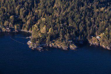 Vacation Homes Bowyer Adası'nın kayalık kıyısında. Kuzey Vancouver, British Columbia, Kanada hava bir perspektif alınan.