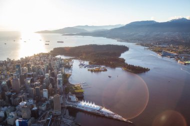 Güzel hava görünümü, Vancouver Downtown, British Columbia, Kanada, bir parlak sırasında günbatımı bahar.