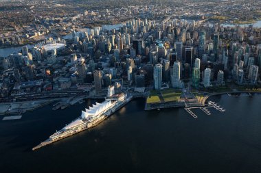 Güzel hava görünümü, Vancouver Downtown, British Columbia, Kanada, bir parlak sırasında günbatımı bahar.