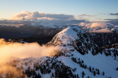 Güzel hava manzara görünümü, Coquitlam dağ renkli bulutlu gün batımı sırasında. Vancouver, British Columbia, Kanada alınan.