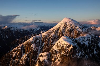 Güzel hava manzara görünümü, Coquitlam dağ renkli bulutlu gün batımı sırasında. Vancouver, British Columbia, Kanada alınan.
