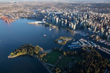 Güzel hava görünümü, Vancouver Downtown, British Columbia, Kanada, bir parlak sırasında günbatımı bahar.