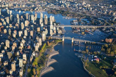 Güzel hava görünümü, Vancouver Downtown, British Columbia, Kanada, bir parlak sırasında günbatımı bahar.