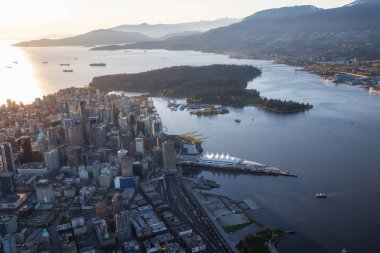 Güzel hava görünümü, Vancouver Downtown, British Columbia, Kanada, bir parlak sırasında günbatımı bahar.