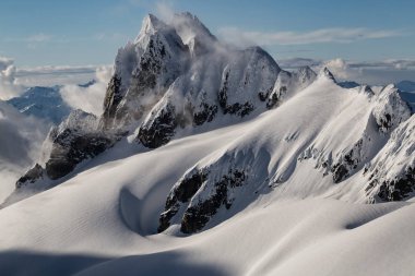 Hava manzaralı güzel bir Dağı (Tantalos aralığı) Squamish, British Columbia, Kanada.