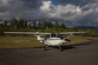 Sechelt Airport, Sunshine Coast, British Columbia, Kanada - 27 Nisan 2017 - Cessna 172 küçük bir havaalanında bir bulutlu bahar gün boyunca park uçak.