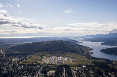 Havadan görünümü Burnaby Dağı ile Vancouver şehir içinde belgili tanımlık geçmiş. British Columbia, Kanada alınan.