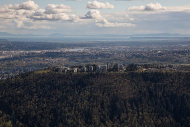 Havadan görünümü Burnaby Dağı ile Vancouver şehir içinde belgili tanımlık geçmiş. British Columbia, Kanada alınan.