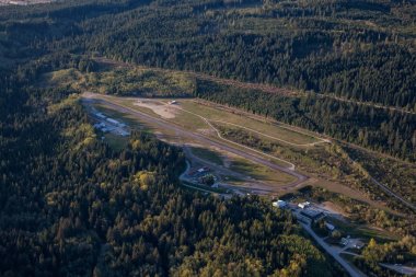 Sechelt Airport, küçük bir Havaalanı Sunshine Coast, British Columbia, Kanada - 27 Nisan 2017 - havadan görünümü.