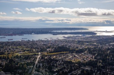 Stanley Parkı ve şehir içinde belgili tanımlık geçmiş ile North Vancouver hava görünümünü. Alınan Britiish Columbia, Kanada.