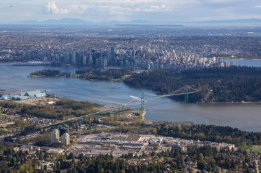 Stanley Parkı ve şehir içinde belgili tanımlık geçmiş ile şehrin Kuzey Vancouver, British Columbia, Kanada - 27 Nisan 2017 - havadan görünümü.