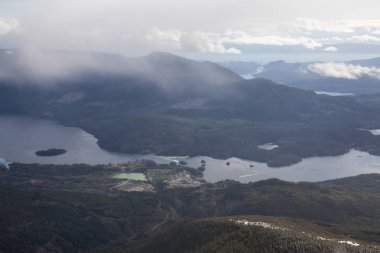 Skookumchuck daraltır Provincial Park, Sunshine Coast, British Columbia, Kanada. Hava bir bakış açısıyla bulutlu ve yağmurlu bir akşam üzerinde gerçekleştirilen.