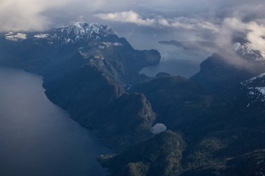 Sunshine Coast, British Columbia, Kanada kuzeyindeki Jervis giriş. Bir hava açısından bakıldığında bulutlu bir akşam sırasında alınan.
