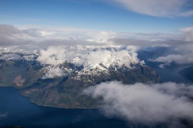 Sunshine Coast, British Columbia, Kanada kuzeyindeki Jervis giriş çevresinde Marlborough tepe. Bir hava açısından bakıldığında bulutlu bir akşam sırasında alınan.