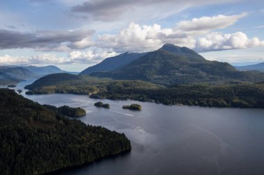 Sechelt giriş içinde belgili tanımlık geçmiş ile Skookumchuck daraltır. Alınan Kuzey Sunshine Coast, British Columbia, Kanada, bulutlu bir akşam sırasında.