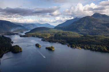 Sechelt giriş içinde belgili tanımlık geçmiş ile Skookumchuck daraltır. Alınan Kuzey Sunshine Coast, British Columbia, Kanada, bulutlu bir akşam sırasında.