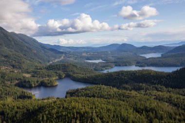 Klein Gölü ve Ruby Gölü Sunshine Coast, British Columbia, Kanada, havadan görünümden bulutlu bir akşam sırasında.