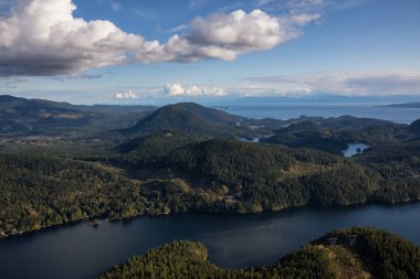 Sunshine Coast, British Columbia, Kanada, havadan görünümden bulutlu bir akşam sırasında Sakinaw Gölü.