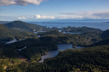 Sunshine Coast, British Columbia, Kanada, havadan görünümden bulutlu bir akşam sırasında Mixal Gölü.