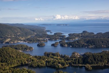 Hotel Lake ve Pender Harbour Sunshine Coast, British Columbia, Kanada, havadan görünümden bulutlu bir akşam sırasında.