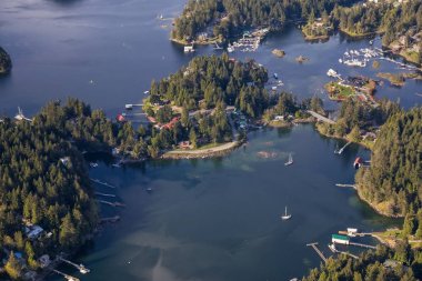 Sunshine Coast, British Columbia, Kanada, havadan görünümden bulutlu bir akşam sırasında kunduz Adası.