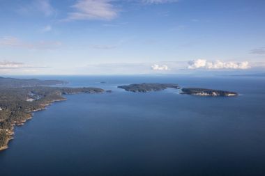 Thormanby Island, Sunshine Coast, British Columbia, Kanada. Bir hava açısından bakıldığında bulutlu bir akşam sırasında alınan.