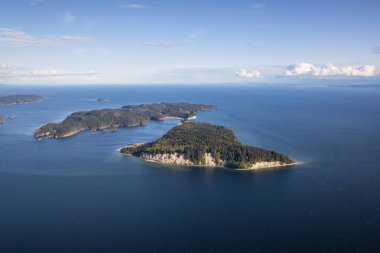 Thormanby Island, Sunshine Coast, British Columbia, Kanada. Bir hava açısından bakıldığında bulutlu bir akşam sırasında alınan.