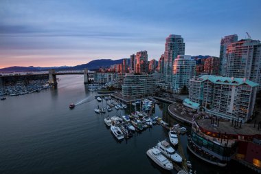 False Creek şehir Vancouver, British Columbia, Kanada. Bir hava açısından bakıldığında renkli bir gün batımı sırasında alınan.
