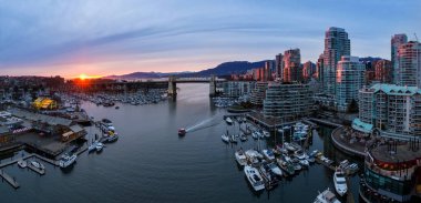 Panoramik False Creek şehir Vancouver, British Columbia, Kanada. Bir hava açısından bakıldığında renkli bir gün batımı sırasında alınan.