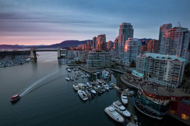 False Creek şehir Vancouver, British Columbia, Kanada. Bir hava açısından bakıldığında renkli bir gün batımı sırasında alınan.