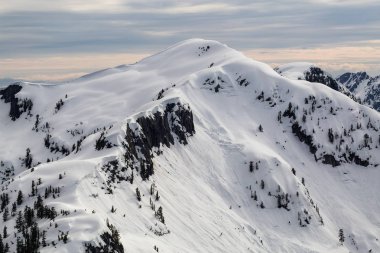 Hava manzaralı muhteşem Vancouver kuzey kıyı Dağları'nın bahar süre boyunca karla kaplı. British Columbia, Kanada alınan.