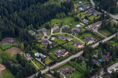 Lüks evler Anmore, büyük Vancouver, British Columbia, Kanada içinde. Bir hava açısından incelendi.