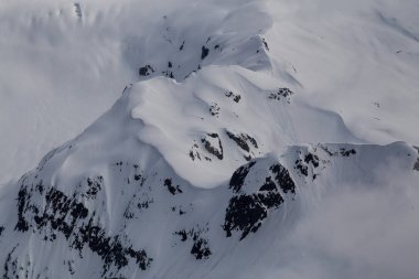 Uzaktan dağ tepe karla kaplı. British Columbia, Kanada, bir hava açısından bakıldığında alınan.