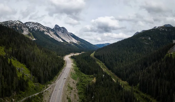 山の間を谷に渡す風光明媚なルートの眺め ブリティッシュ コロンビア カナダから Coquihalla ハイウェイ北東部で撮影 — ストック写真