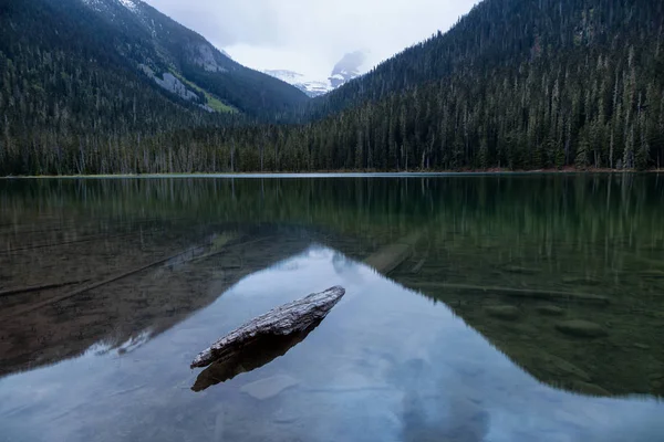 美丽的风景 反映出在霞飞湖 不列颠哥伦比亚省 加拿大冰川水 — 图库照片