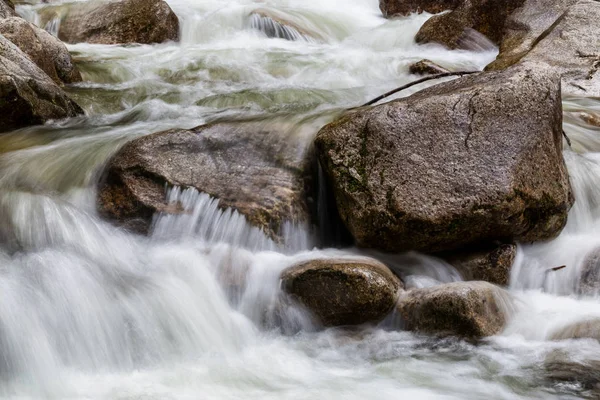 Řeka Která Teče Hladkých Skalách Přijata Shannon Falls Squamish Britská — Stock fotografie