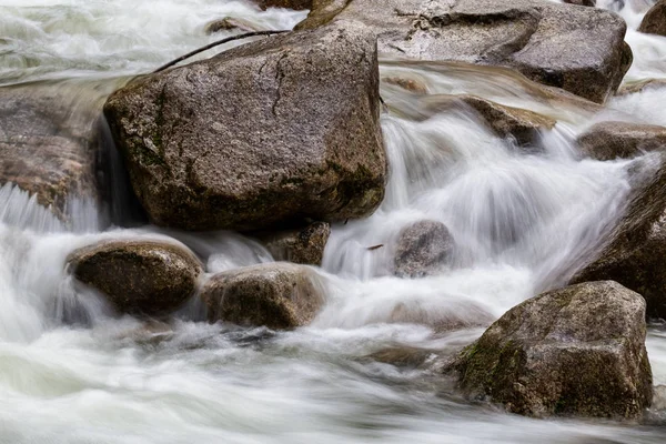 Río Que Fluye Alrededor Las Rocas Lisas Tomado Shannon Falls —  Fotos de Stock